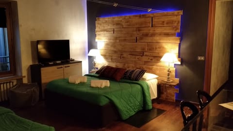 Deluxe Apartment, 3 Bedrooms | 3 bedrooms, individually decorated, individually furnished, desk