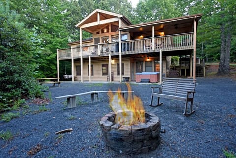 6br/5ba Pet Friendly Blue Ridge cabin rental with mountain view and Hot Tub