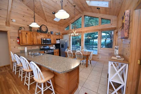 6br/5ba Pet Friendly Blue Ridge cabin rental with mountain view and Hot Tub