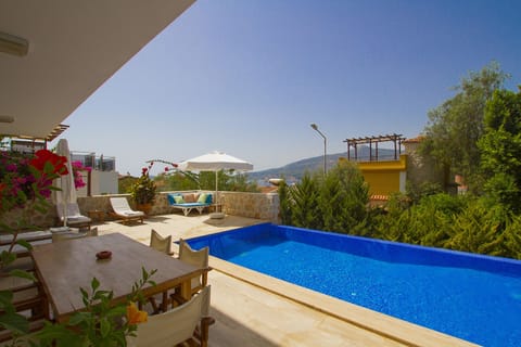 Private pool in the quiet residential area near the sea in Kalamar Bay. 
