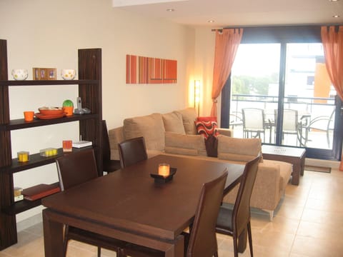 Lounge diner (with extending dining table)