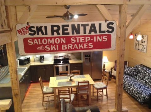 Dining table
Extends 