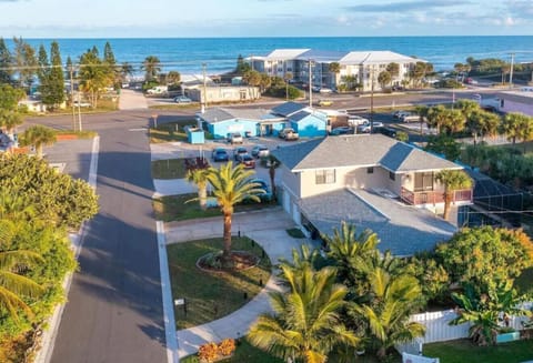 Comfy house right by the beach. Walk two minutes and your feet will be in sand.