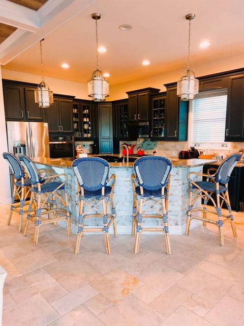 Kitchen Island seats 5