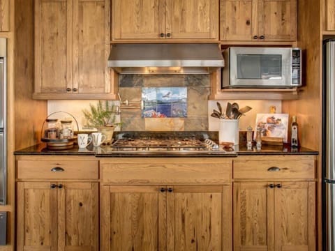 Commercial cooktop, double ovens, warming drawers and more in this amazing kitchen.