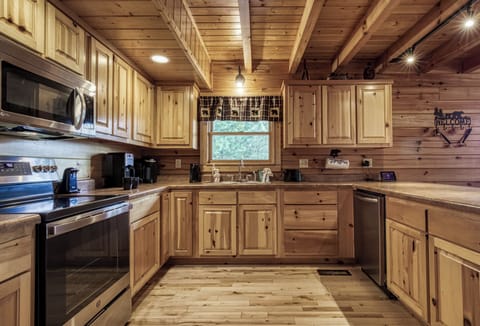 Pet Friendly Cabin in Wears Valley "Rainbows End" - Fully furnished kitchen with stainless steel appliances