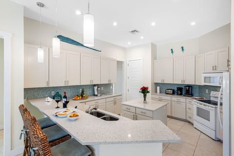 this kitchen makes meal prep easy, even for large families or group getaways.