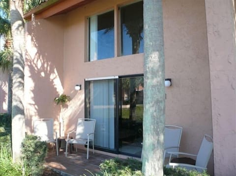 Patio patio table for 4 Has pretty view of lake and tennis courts