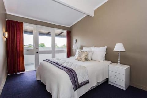 Deluxe Studio Suite, Garden View | Premium bedding, desk, blackout drapes, iron/ironing board