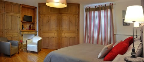 Double Room (Romanèche) | Individually decorated, individually furnished, desk, laptop workspace