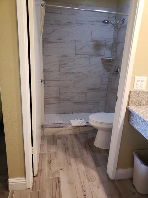Combined shower/tub, free toiletries, towels