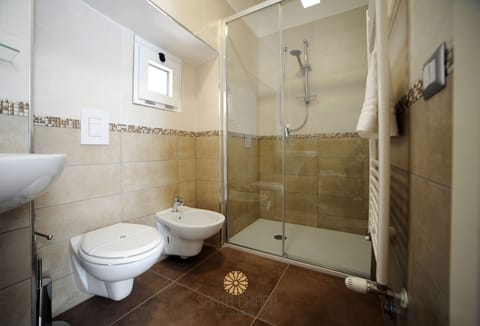 Double Room | Bathroom | Shower, rainfall showerhead, free toiletries, hair dryer