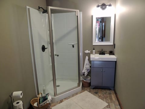 Panoramic Cottage, 1 Queen Bed, Accessible, River View | Bathroom | Towels