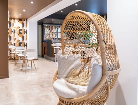 Daily continental breakfast (EUR 15 per person)