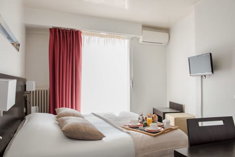 Double Room | In-room safe, blackout drapes, free WiFi, bed sheets