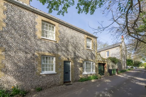 Middle Knoll, Cley-next-the-Sea: A pretty flint cottage