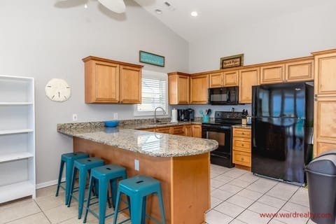 Kitchen with Eat-in Bar