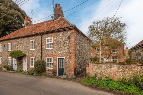 Sea Lavender Cottage, Burnham Market: Front elevation of the property