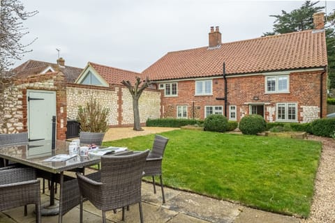 Gardener's Cottage, Thornham: Rear landscaped garden with garden furniture