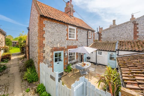Yew Tree Cottage, Blakeney: A charming traditional brick and flint cottage