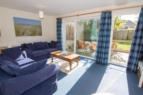 Sea Aster, Brancaster Staithe: Bright and comfortable sitting room