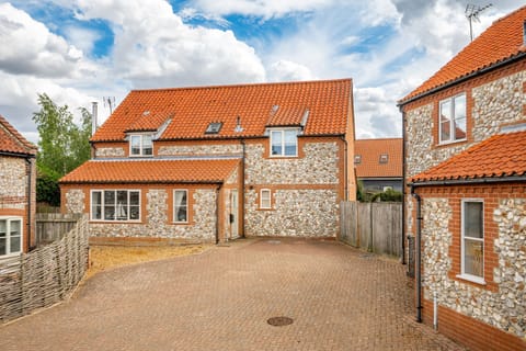 Caddows, Docking: Front elevation