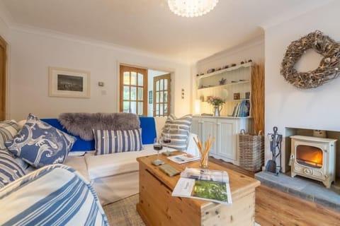 Sleepy Gull, Old Hunstanton: Cheerful sitting room with wood burning stove
