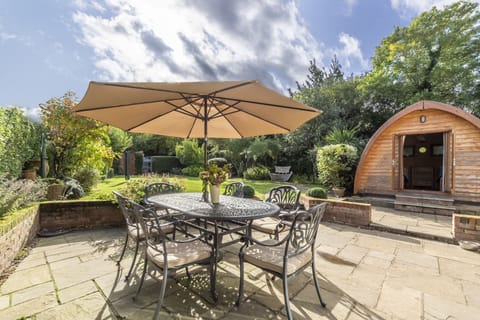 Columbine Cottage, Holme: Dine al fresco in front of the  fabulous Scandinavian style pod