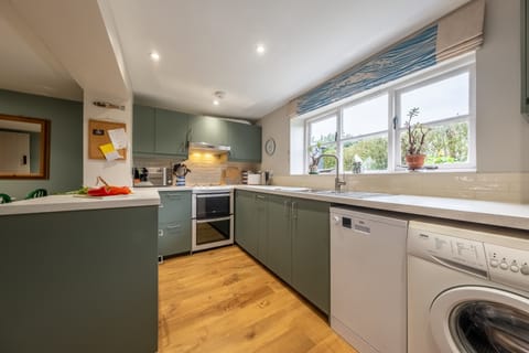 Ground floor: Well-equipped kitchen