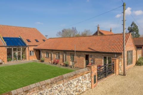 The Cart Lodge, Great Massingham: Situated in rural farmland, the surrounding grounds are a true delight.