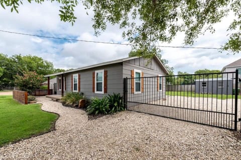 The Baylor House - located just 2 miles from everything Magnolia and downtown Waco.  Right in the heart of Baylor!