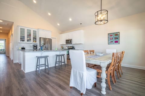 SeaWave-Kitchen and Dining Room