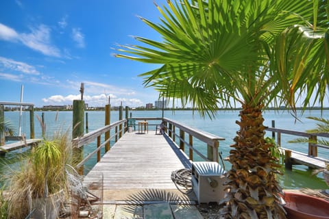 Shared Fishing Dock – A quiet spot for relaxation or casting a line (no boat tie-ups).