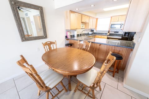 Dining room and breakfast bar