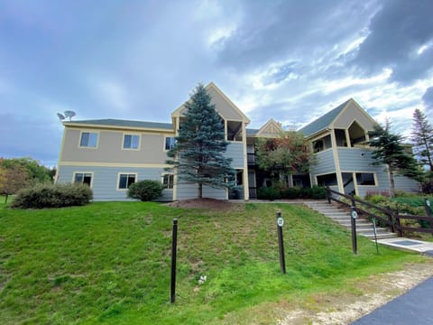If you're looking for breathtaking Mt. Washington views, this top-level Stickney Circle condo delivers some of the best in Bretton Woods!