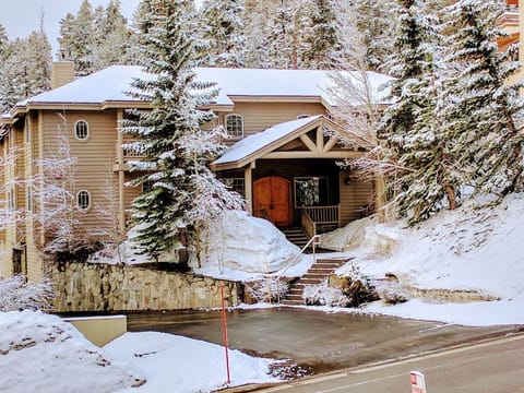 Enjoy the entire first floor of Sonenalp with the rental of units 1 & 2