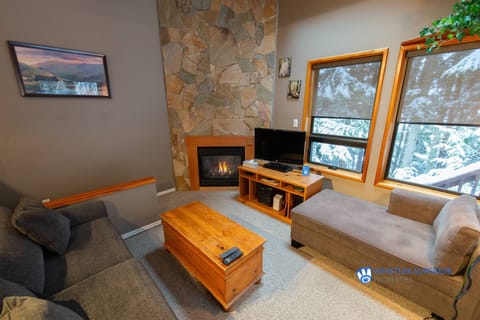 Livingroom with gas fireplace