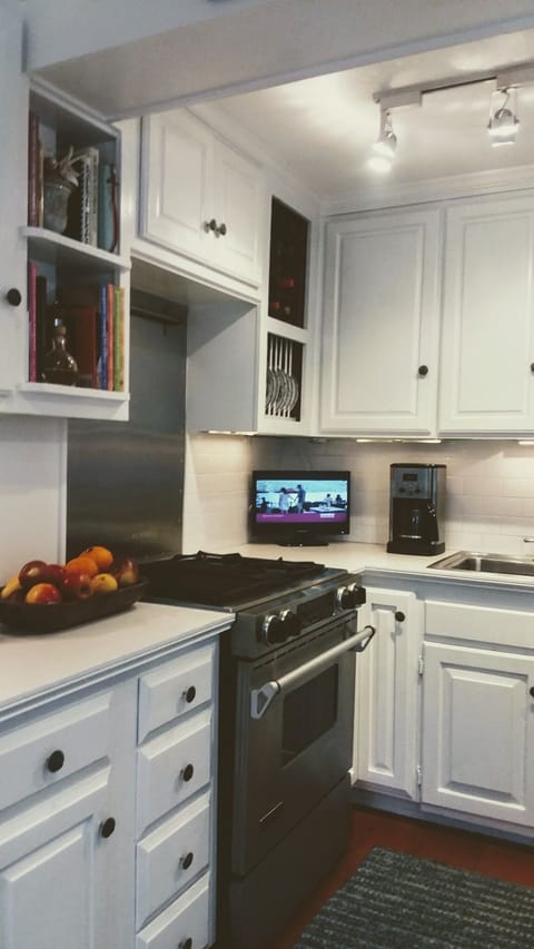 Chef's kitchen, equipped with everything you need to prepare great meals at home