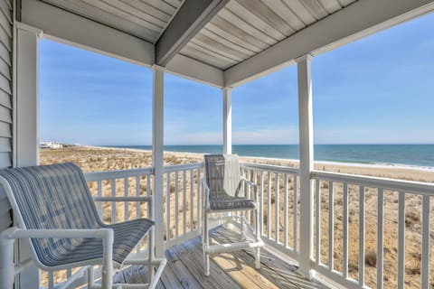 Master bedroom deck right on the beach! Beautiful sunrises! 🌅