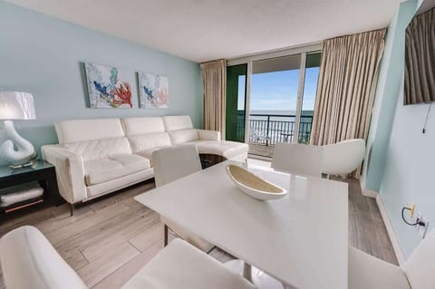 Living Room with Stunning Views☀️