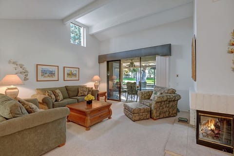 K0341 - 02 - LIVING ROOM mls.jpg