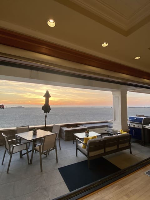 Designed for entertaining ~ 
Relax w/ family & friends, 
grill, dine, & unwind 