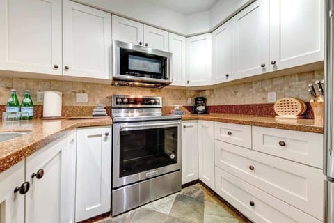 Modern, fully-equipped kitchen perfect for family meals, with stainless steel appliances and a cozy atmosphere.