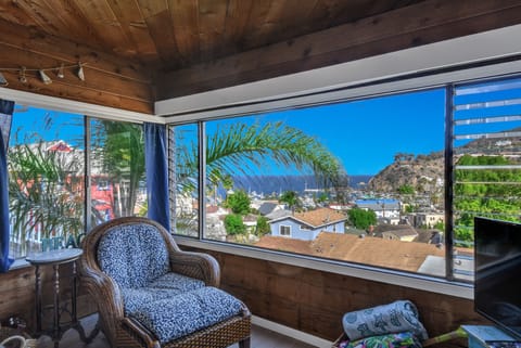 LIVING ROOM OCEAN VIEW.jpg