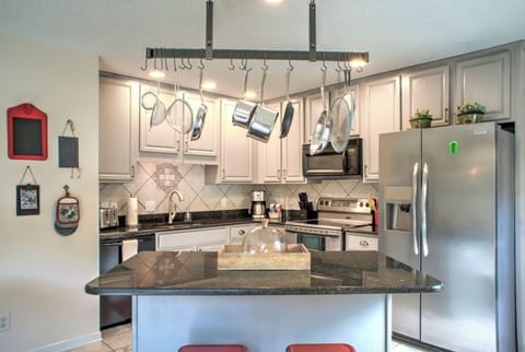 Lots of Small Appliances for all your cooking needs