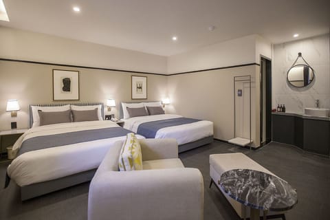 Deluxe Twin Room | Desk, blackout drapes, soundproofing, iron/ironing board