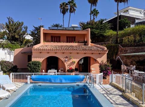 Front view of Villa Alegria. The ocean is right at your back.