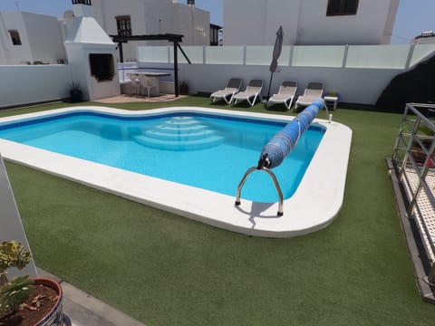 Insulated pool cover to maintain heat to give a min 28C temp through the day