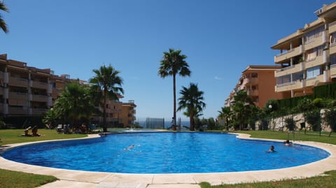 Main swimming pool, with ocean view. Behind is a shallow pool for kids.
