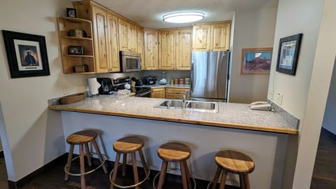 Beaver Creek West Condo J-1 kitchen with breakfast bar